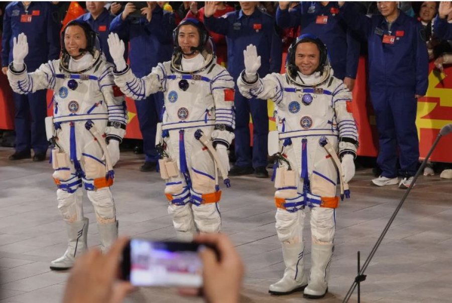 Pas 7 muajsh në hapësirë, tre astronautët kinezë rikthehen në Tokë