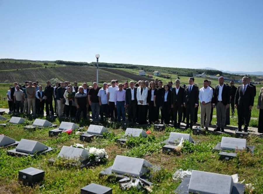 Kurti bën homazhe në Marinë në nderim të dëshmorëve Rasim Kiçina dhe Ragip Halilaj
