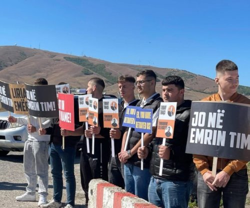 Të rinjtë protestojnë në Aeroportin e Prishtinës, para mbërritjes së Von der Leyenit