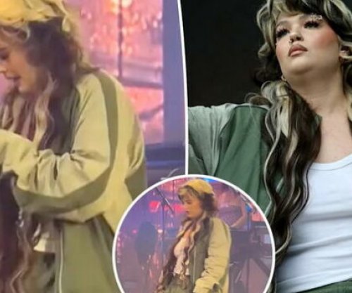 Lola Young rrëzohet në mes të një shfaqjeje [video] 