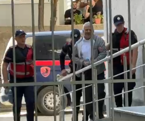  U arrestua për ngacmimin e një 13-vjeçareje, mësuesi 60-vjeçar del para gjykatës në Fier