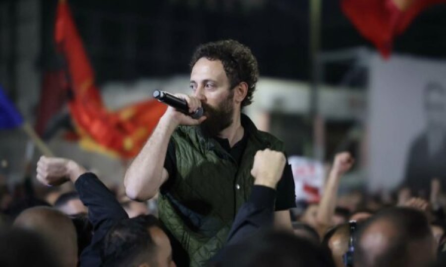 Haziri: Do të qëndrojmë gjithë natën në shesh, nesër në orën 08:00 të gjithë para dyerve të Kuvendit