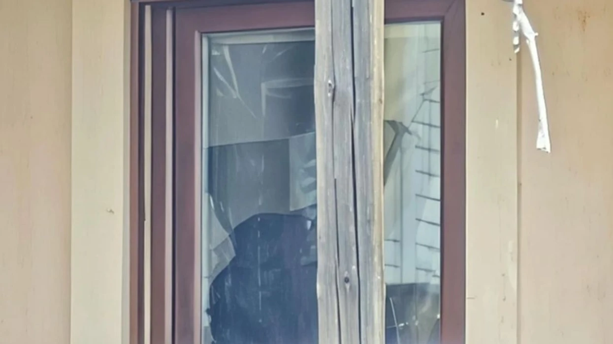 Në Greqi 32-vjeçari rumun plagos ish-gruan dhe partnerin e saj shqiptar, hyri në banesë nga dritarja