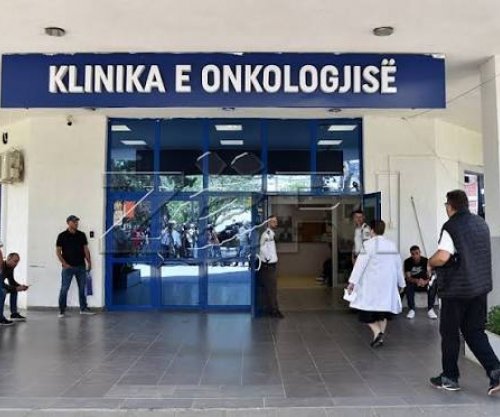 Haxhiu dhe Vitia shpërndajnë pako onkologjike në Klinikën e Onkologjisë