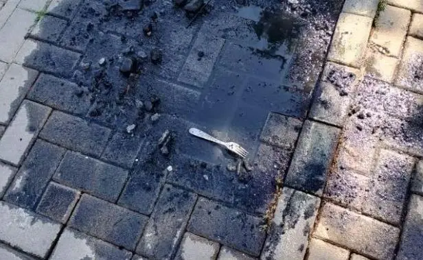 Kanalizimet bllokohen nga mbetjet - KRU “Gjakova” nxjerr gurë, çimento e pirunë