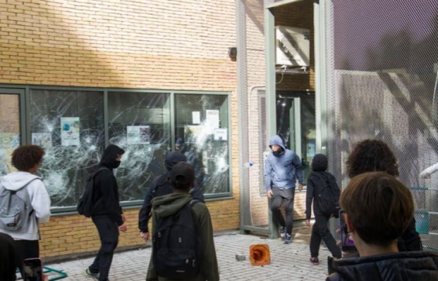 Përshkallëzohen protestat në Francë, rreth tre mijë nxënës të ndaluar