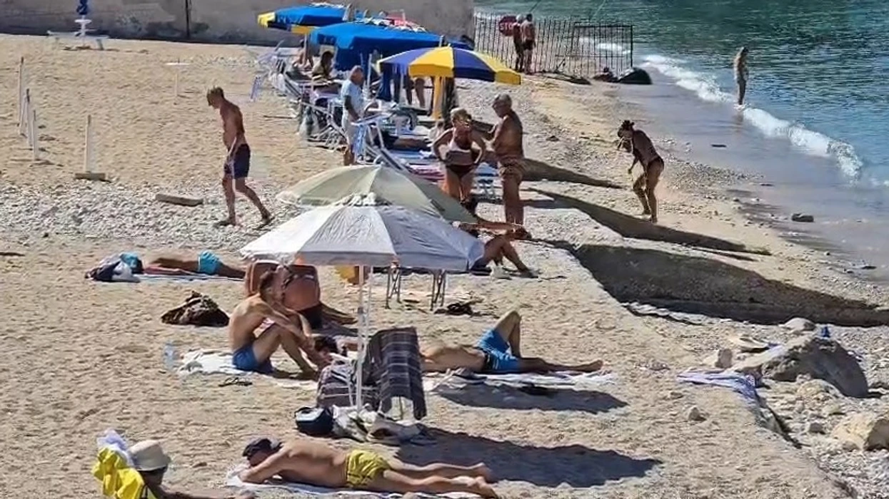 Moti i ngrohtë zgjat sezonin, plazhet e Shqipërisë të mbushura edhe në tetor