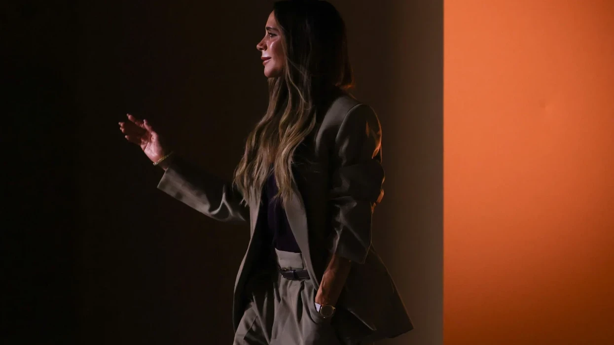 Victoria Beckham prezantoi një koleksion të ri në Paris, djali i saj Brooklyn nuk u shfaq edhe pse ishte në qytet