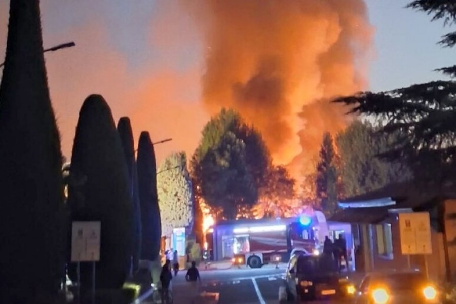 Flakët përfshijnë 20 shtëpiza në kampingun “Bella Italia”, 24 persona të lënduar