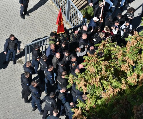 Haxhiu u bën thirrje protestuesve për qetësi: UÇK-ja nuk mbrohet me dhunë