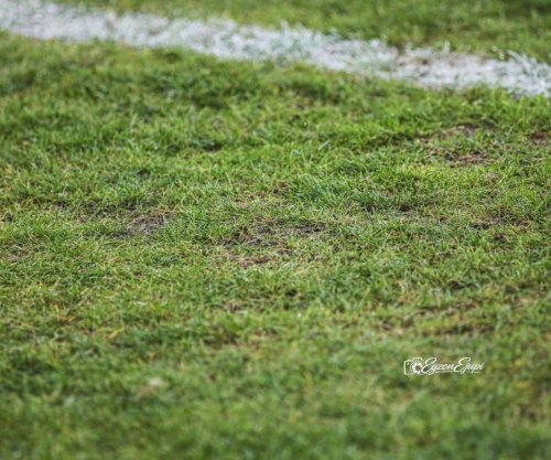 Dukej bukur prej larg e nga lart, por kjo ishte gjendja e rënduar e fushës në “Fadil Vokrri” mbrëmë