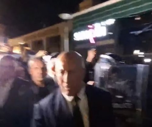 Haradinaj hyn në mesin e protestuesve: Shpresuam që po votojmë sonte, po na dhimbeni ju, vendi dhe ata atje
