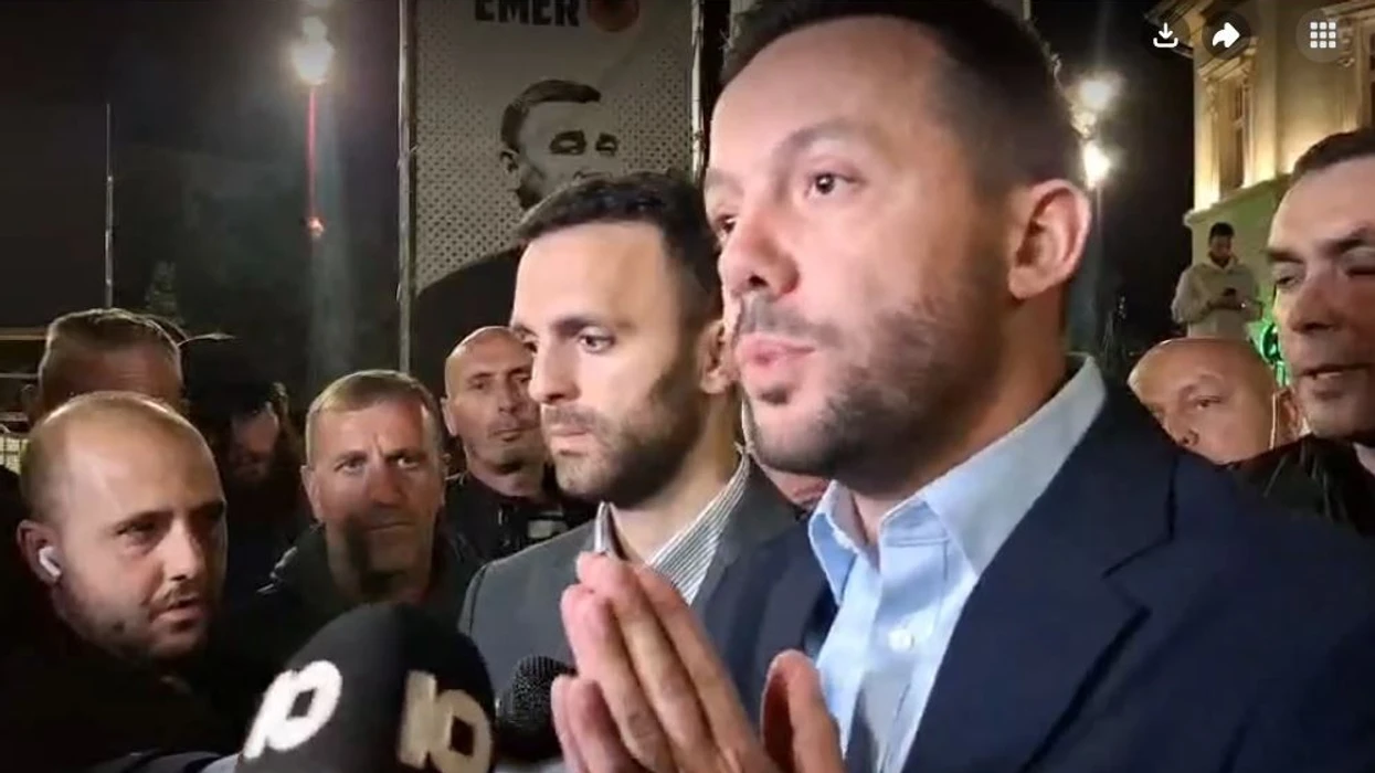 Tahiri nga sheshi: Kurti dhe Vetëvendosje të kthehen në Kuvend dhe ta votojnë ligjin
