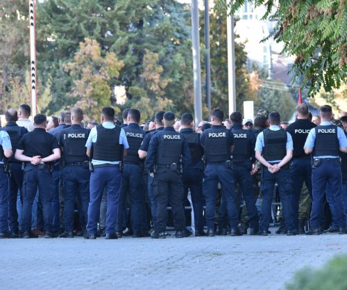 Blindohet me policë hyrja e Qeverisë, protestuesit mobilizohen për të mos lejuar largimin e deputetëve nga Kuvendi