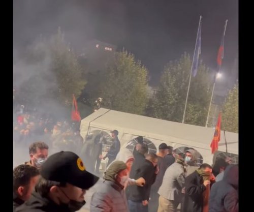Policia përdorë gaz lotsjellës për t’i shpërndarë protestuesit nga sheshi [video]