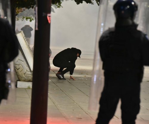 Policia largon protestuesit deri te sheshi “Zahir Pajaziti” [foto]