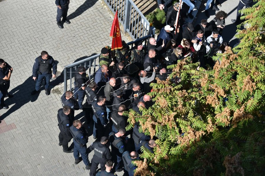 Haxhiu u bën thirrje protestuesve për qetësi: UÇK-ja nuk mbrohet me dhunë