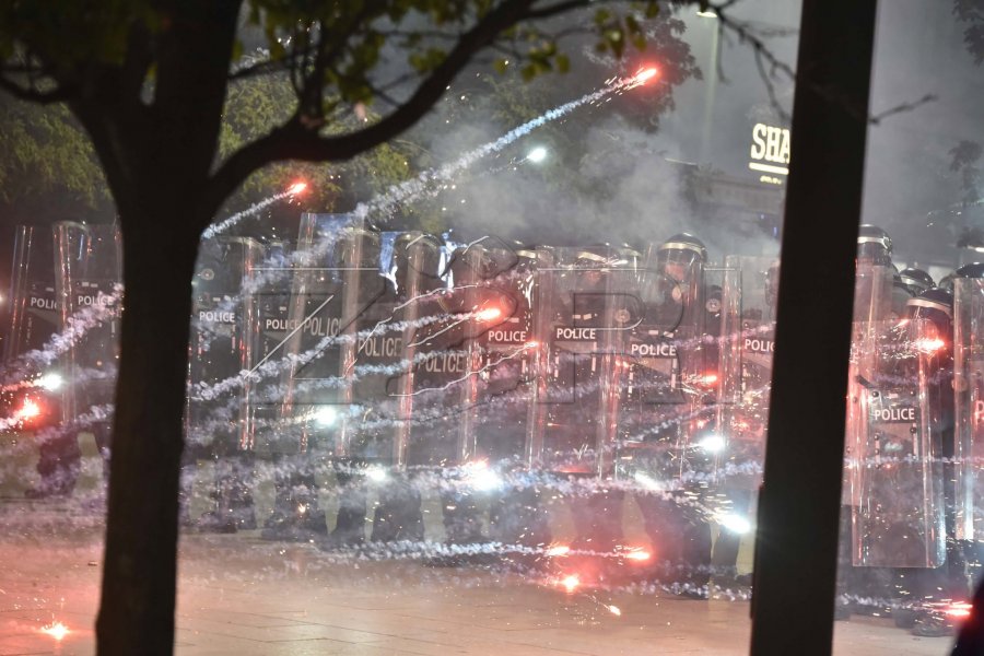 Policia: Gjashtë zyrtarë të lënduar dhe 11 protestues kërkuan ndihmë mjekësore