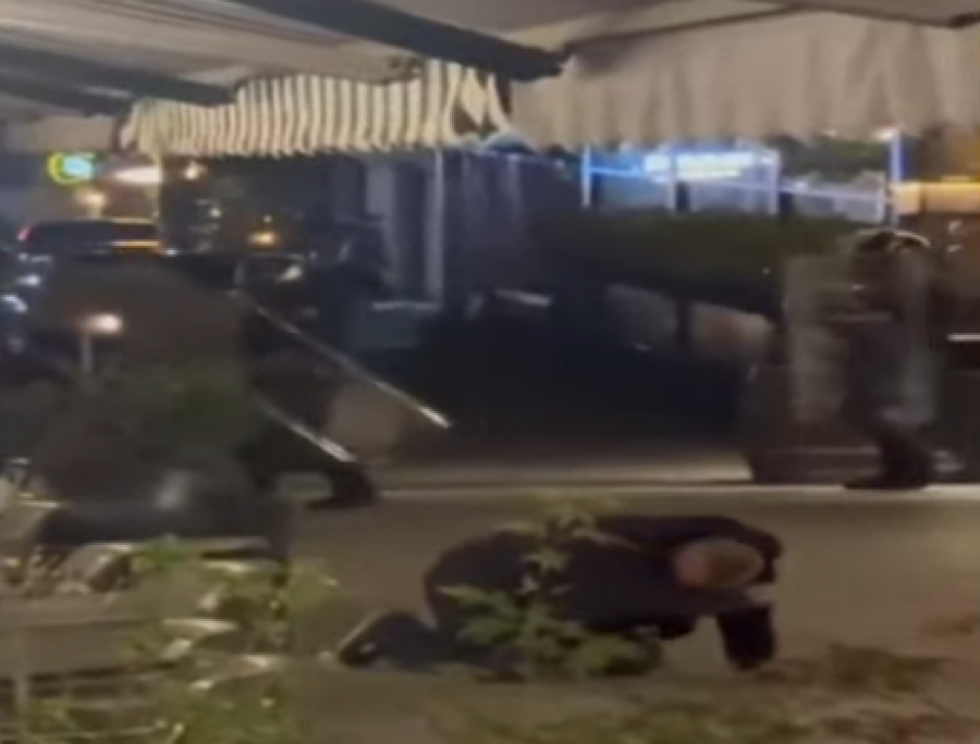 Policia e godet me shufra gome protestuesin e shtrirë për toke në shesh