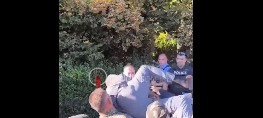 Protestuesit e “hedhin” brenda Kuvendit deputetin e LVV-së [video]