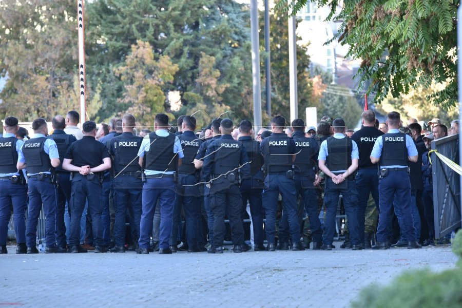 Blindohet me policë hyrja e Qeverisë, protestuesit mobilizohen për të mos lejuar largimin e deputetëve nga Kuvendi