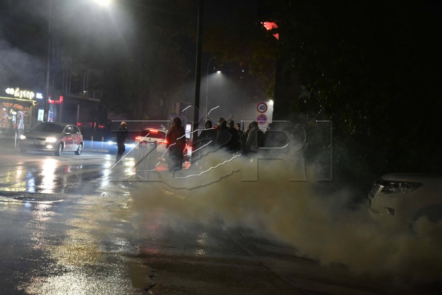 Policia përdor gaz lotsjellës për t’i shpërndarë protestuesit nga sheshi [video]
