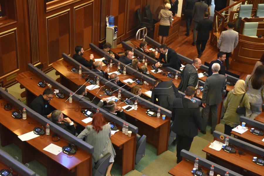 Pas mbylljes së seancës, deputetët e PDK-së dhe Aleancës vazhdojnë të qëndrojnë në sallën e Kuvendit