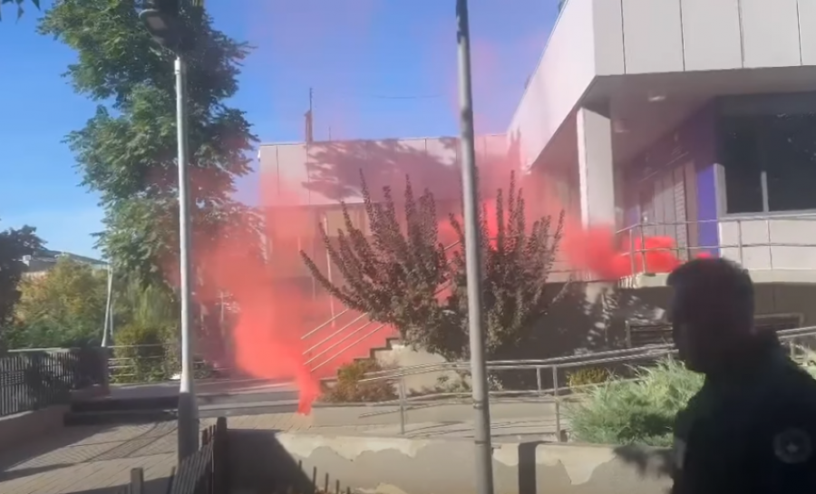 “UÇK, UÇK!”, protestuesit bllokojnë hyrje-daljet e Qeverisë, gjuhen mjete piroteknike