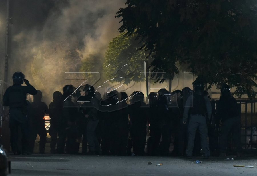Tensione jashtë Kuvendit
