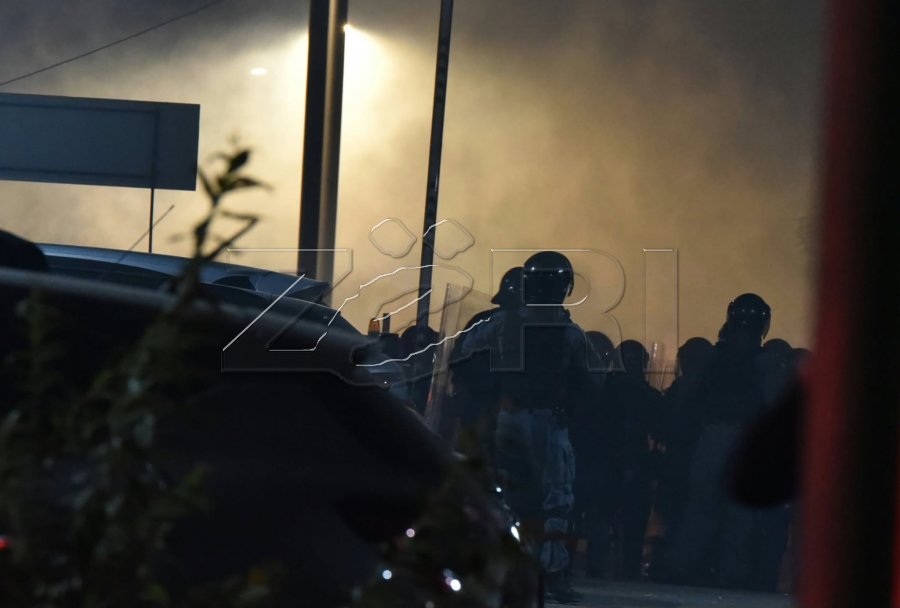 Policia sërish përdor gaz lotsjellës për t’i shpërndarë protestuesit [video]