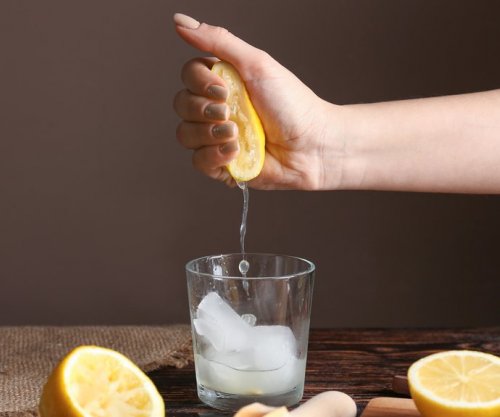 A e dini se çfarë ndodh nëse pini shumë ujë me limon?