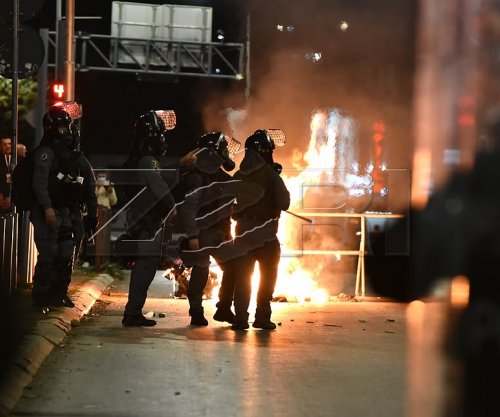 20 zyrtarë policor të lënduar, tre protestues të arrestuar nga protesta e mbrëmshme