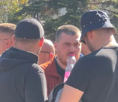 Policia e ndaloi mbrëmë, nipi i Hashim Thaçit shfaqet në protestën e sotme
