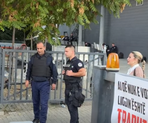 Hysni Gucati nuk e lejon deputeten Duda Balje të dalë nga oborri i Kuvendit, ajo kthehet mbrapsht