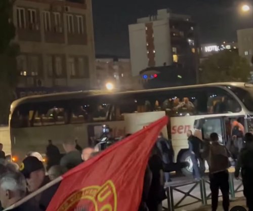 Shtohen forcat e Policisë, dy autobusë me policë vijnë në oborrin e Kuvendit të Kosovës