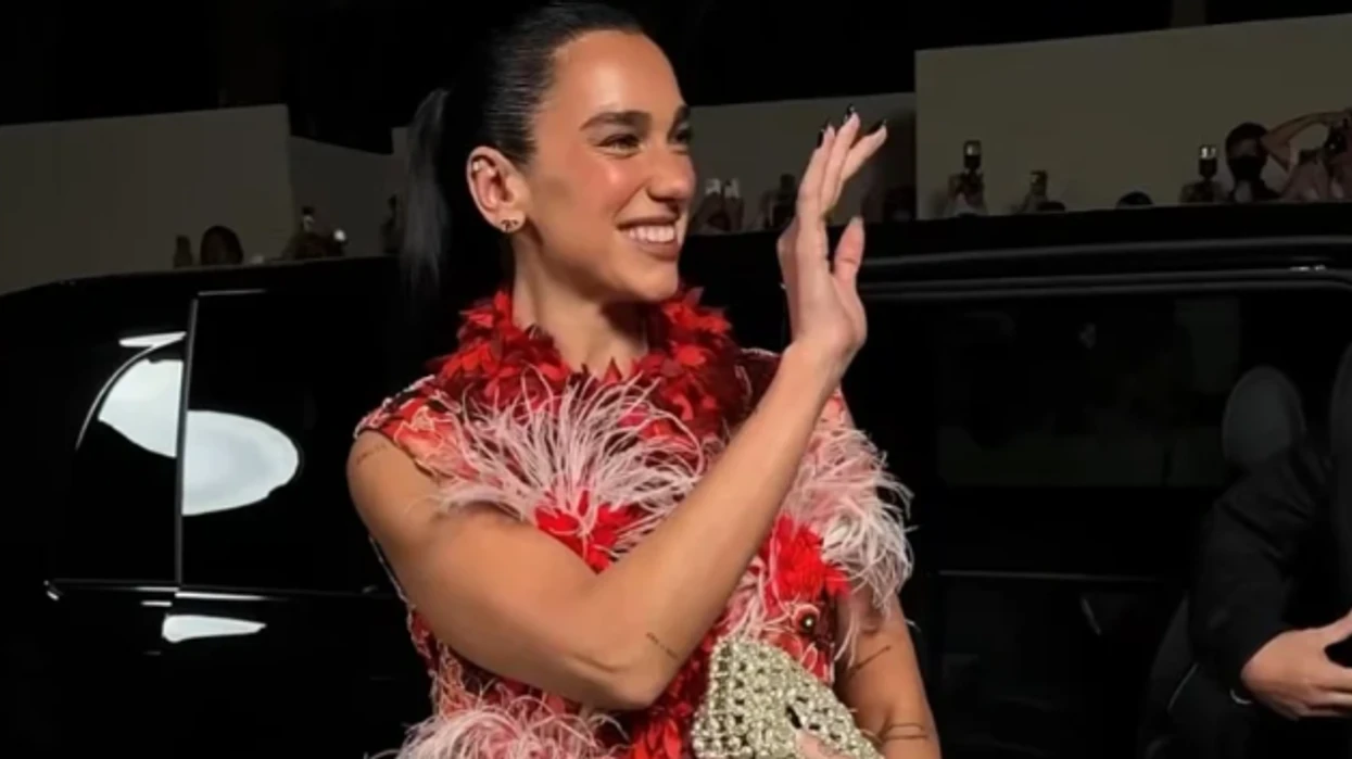 Me pupla dhe një të çarë provokuese, Dua Lipa shkëlqen në sfilatën e Chanel-it