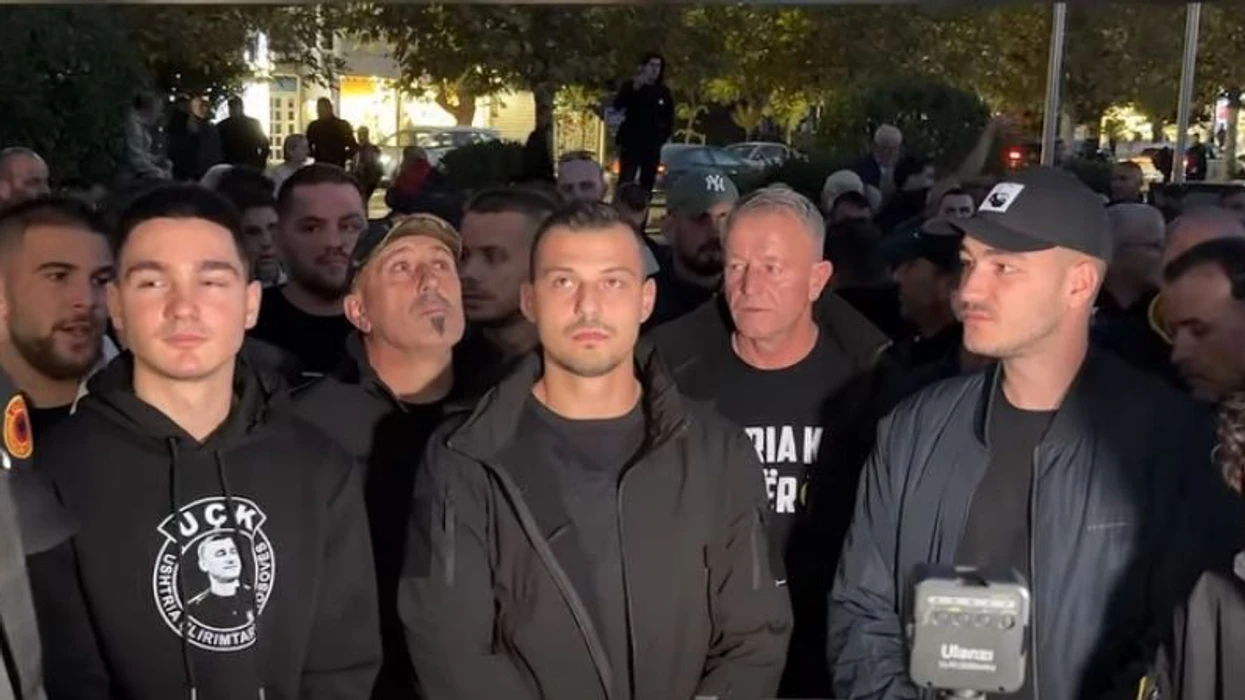Djali i Thaçit dhe i Veselit në protestën para Kuvendit
