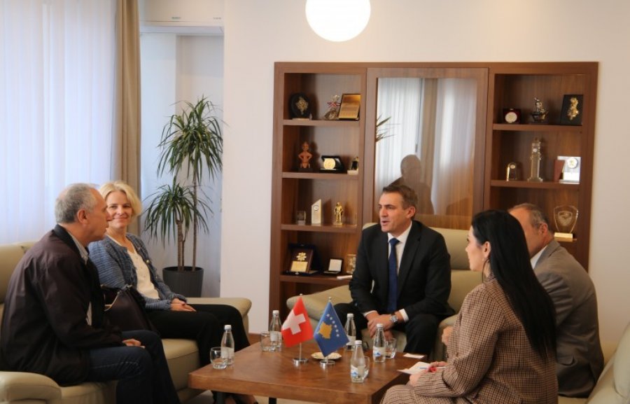 Gashi dhe ambasadorja zvicerane flasin për bashkëpunimin në sundimin e ligjit