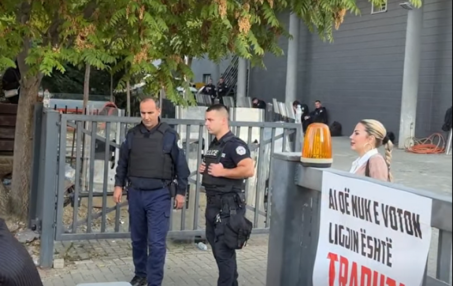 Hysni Gucati nuk e lejon deputeten Duda Balje të dalë nga oborri i Kuvendit, ajo kthehet mbrapsht