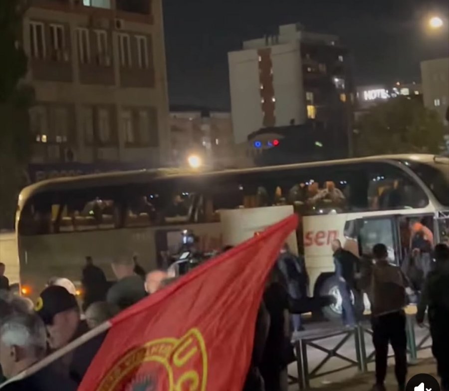 Shtohen forcat e Policisë, dy autobusë me policë vijnë në oborrin e Kuvendit të Kosovës