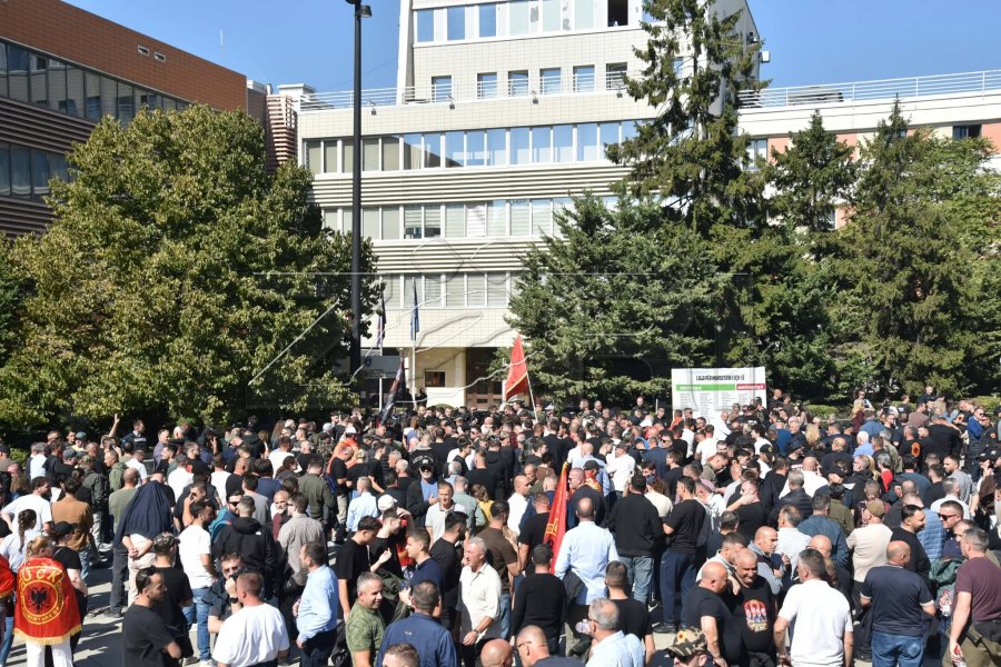 Ligji për Specialen, protestuesit para Kuvendit të Kosovës