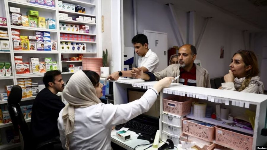 Mungesa e barnave në Iran ushqen tregun e zi