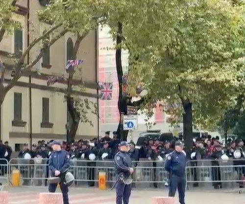 Protestë në Tiranë para Kuvendit, Policia ndryshon planin e masave të sigurisë