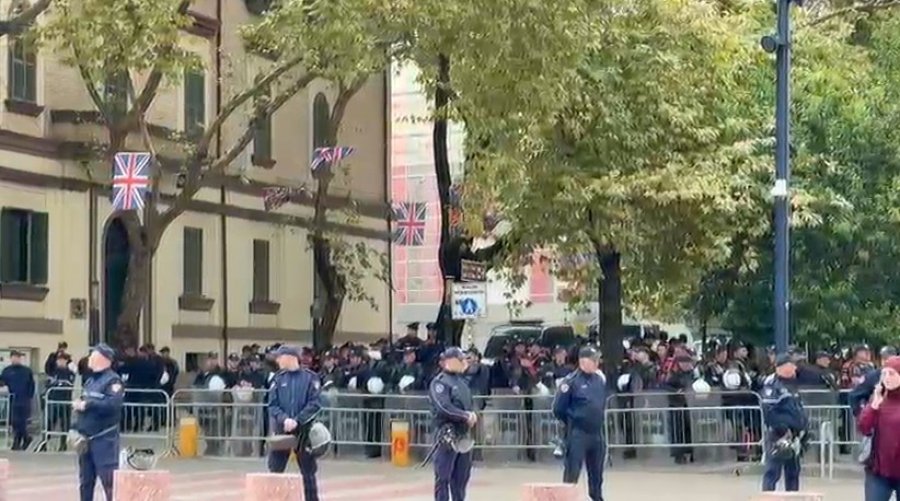 Protestë në Tiranë para Kuvendit, Policia ndryshon planin e masave të sigurisë