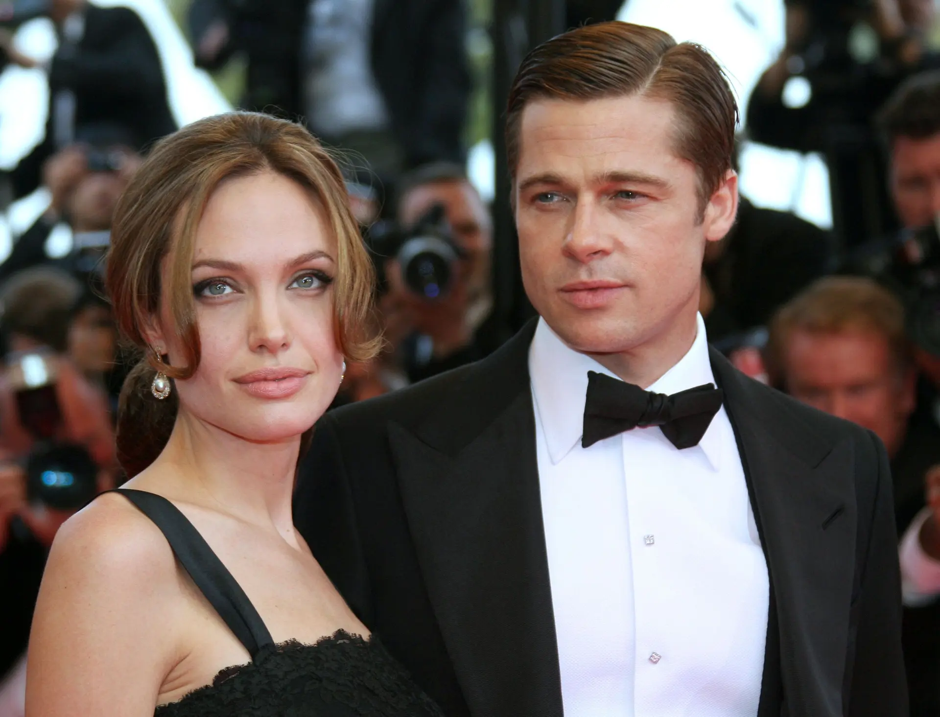 Avokati i Angelina Jolie akuzon Brad Pittin se po përpiqet ta kontrollojë aktoren