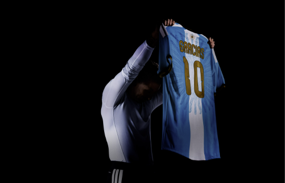 Messi thotë lamtumirë përsëri me një version të ri të fotos së tij më ikonike