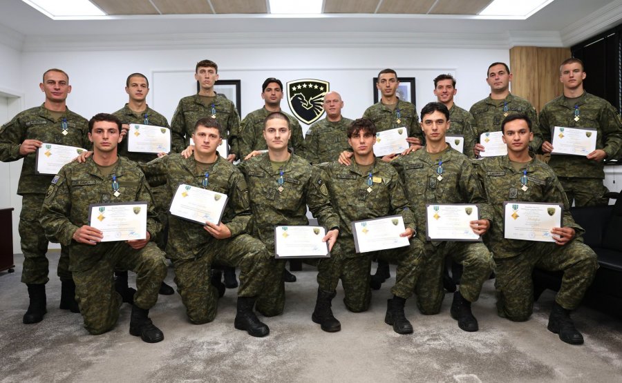 Fituan “Medaljen e Artë”, komandanti i FSK-së i dekoron pjesëtarët e ekipit