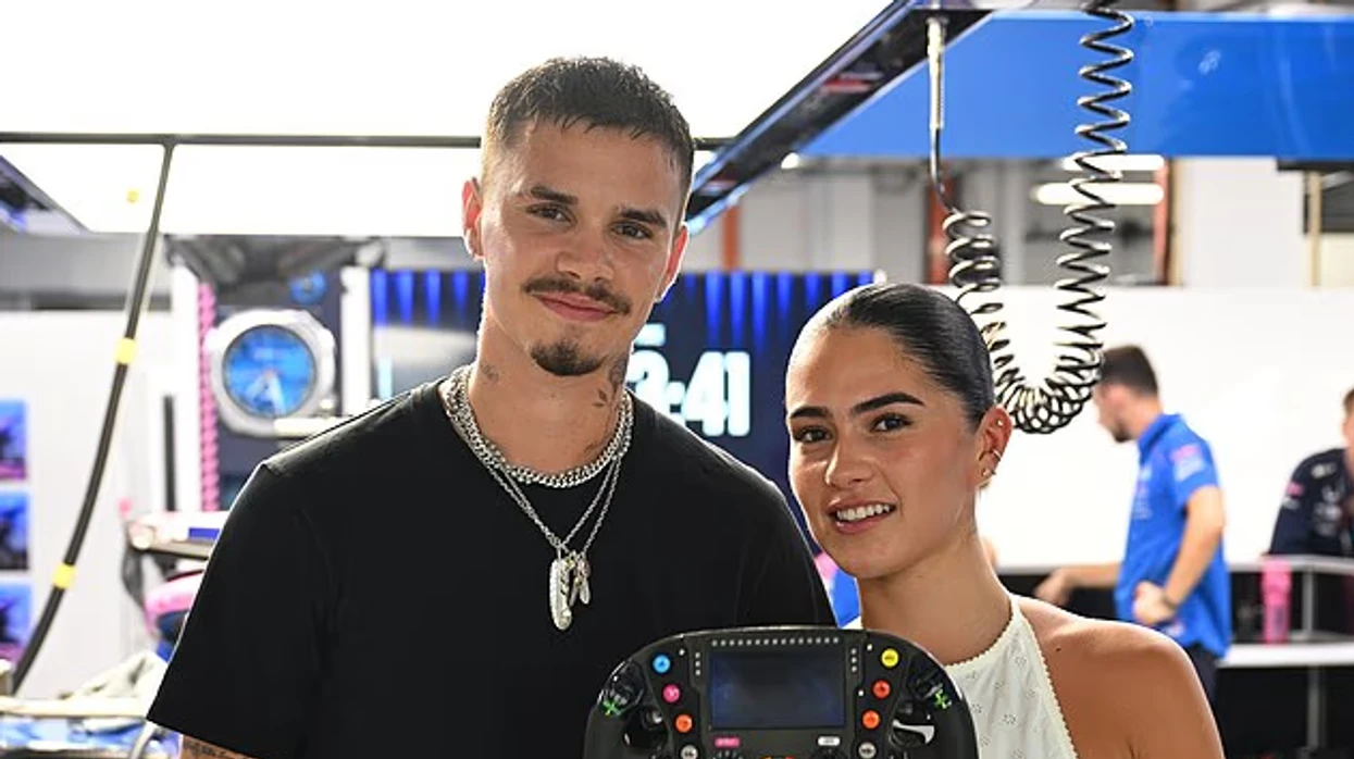 Romeo Beckham përqafon Kim Turnbull në Çmimin e Madh të Singaporit