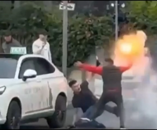 “Ndizet” derbi i kryeqytetit shqiptar, sherr me flakadanë mes tifozëve të Partizanit dhe Tiranës
