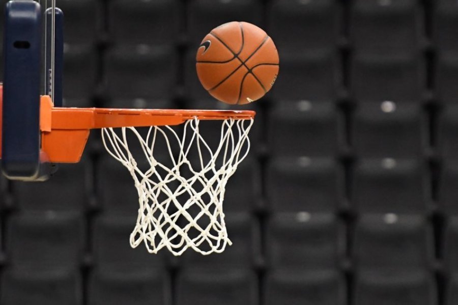 Dy super ndeshje sonte në basketboll